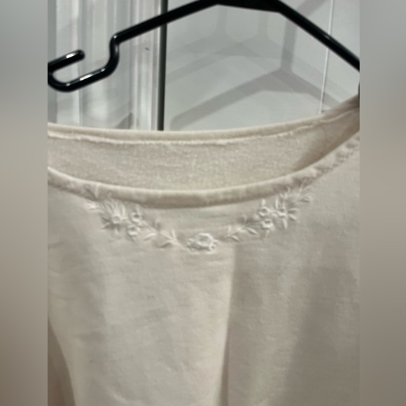 Ladies Size Medium Embroidered Crewneck With Beautiful Sleeve Stitching - Picture 2 of 4
